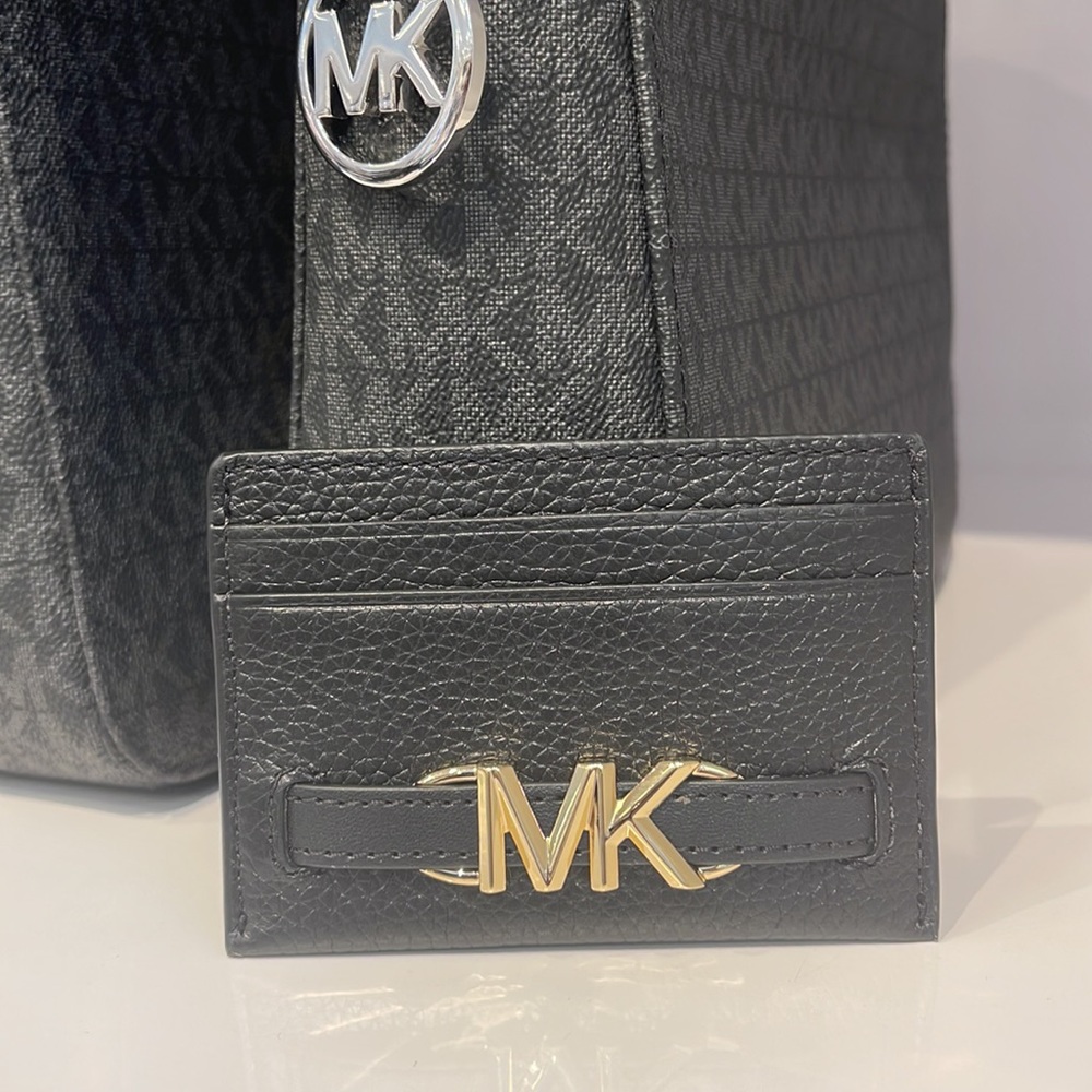 MICHAEL KORS
Reed Large Pebbled Leather Card Holder Case Wallet
COLOR: BLACK
NWT - Picture 11 of 16